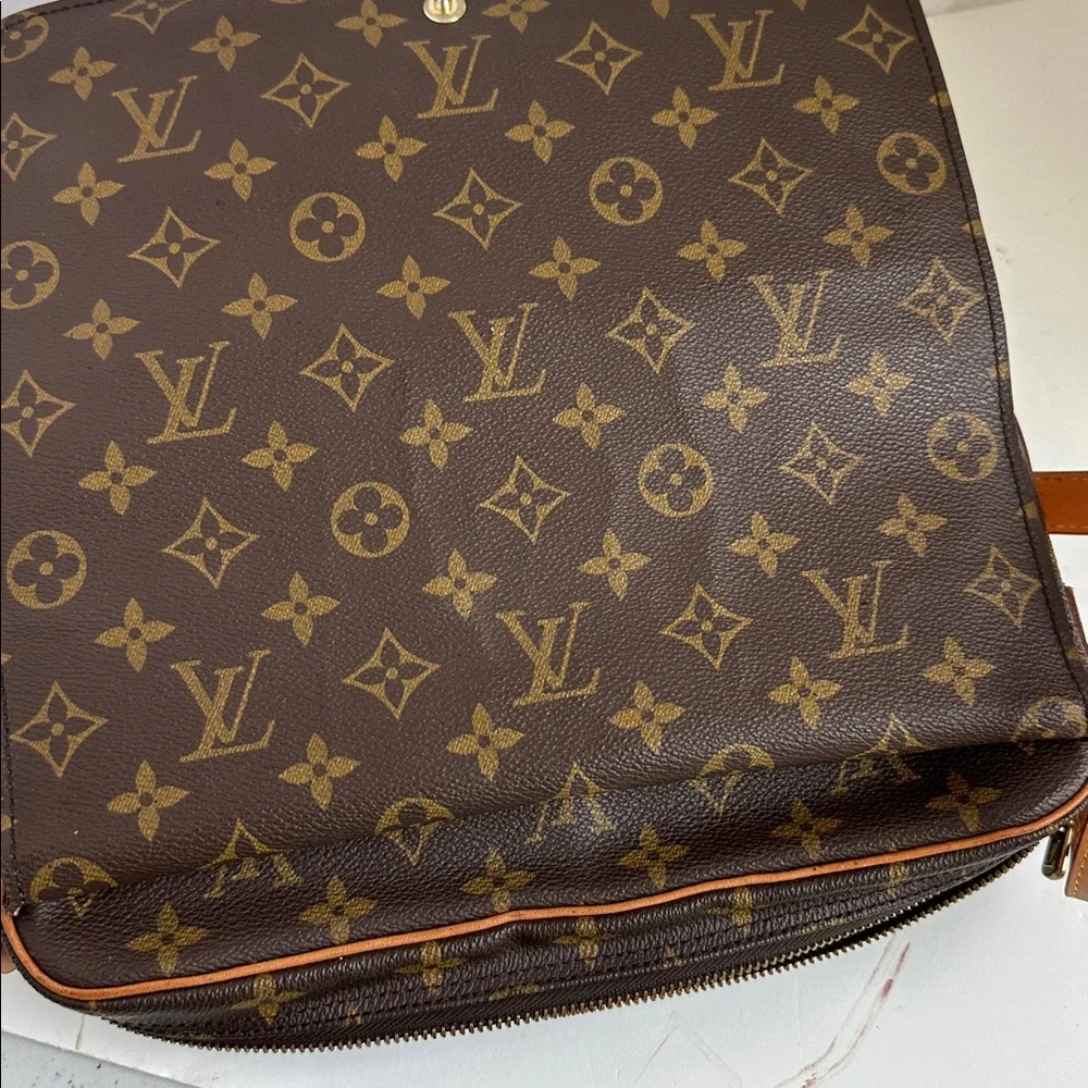 Louis Vuitton monogram Saint Germain 
Date Code NO or D 0909
11” x 8” x 2” - Picture 7 of 15